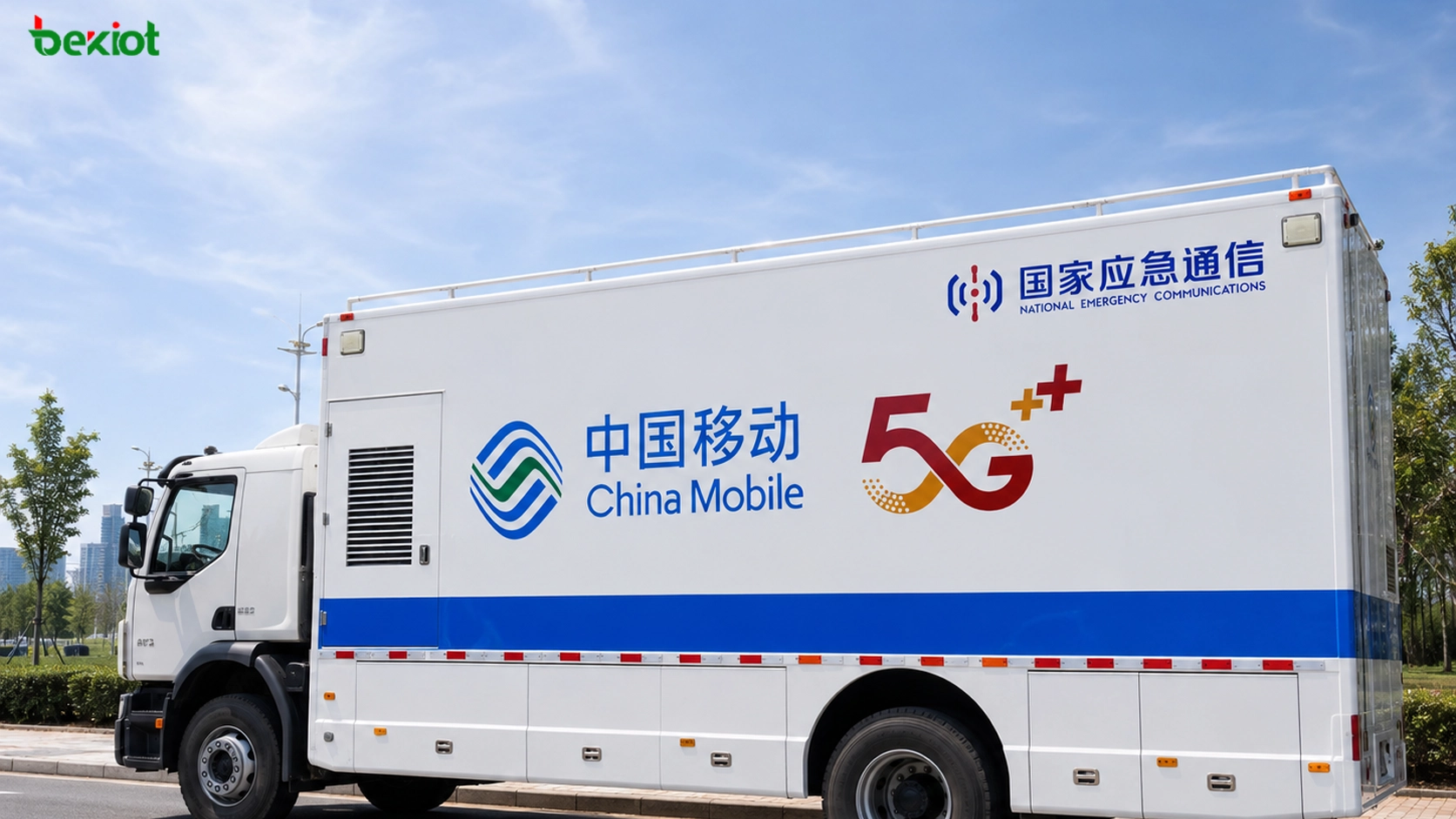 Emergency communication support vehicle providing cross-operator access service through national emergency communication network